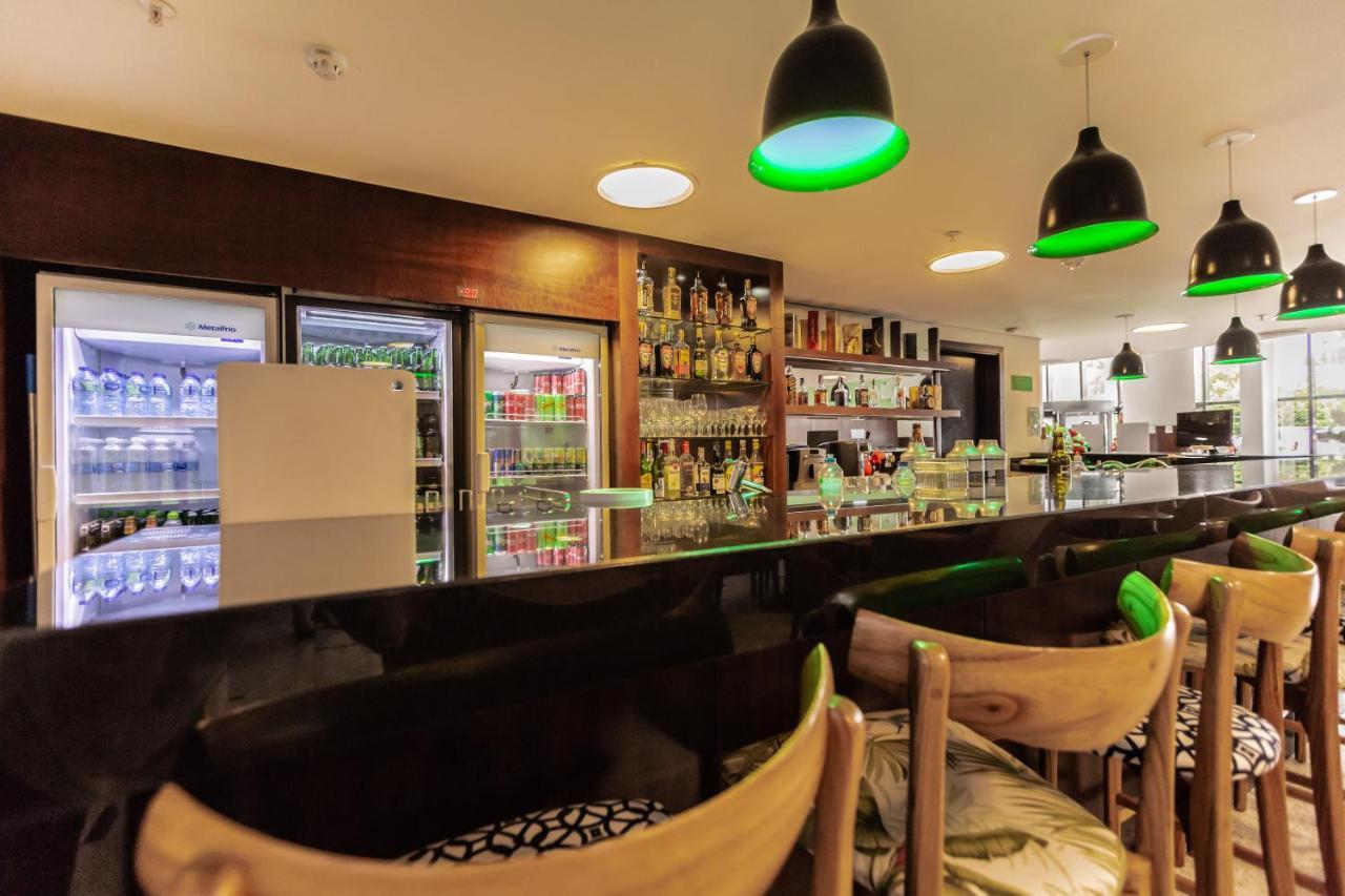 ฮอลิเดย์ อินน์ เอ็กซ์เพรส กูยาบา ภายนอก รูปภาพ The bar at the hotel