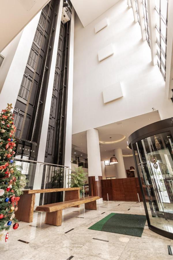ฮอลิเดย์ อินน์ เอ็กซ์เพรส กูยาบา ภายนอก รูปภาพ The interior of the hotel