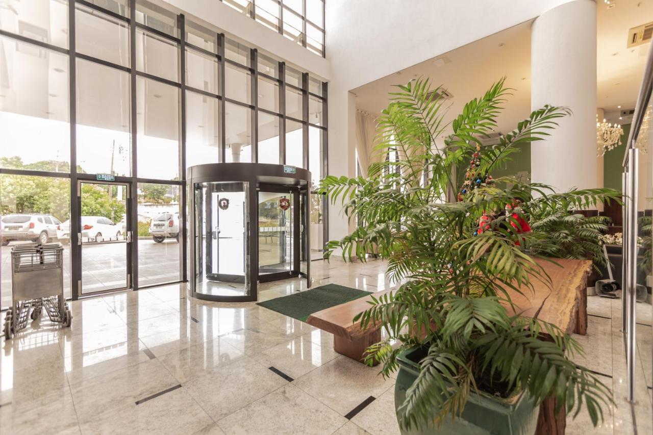 ฮอลิเดย์ อินน์ เอ็กซ์เพรส กูยาบา ภายนอก รูปภาพ Entrance to the hotel