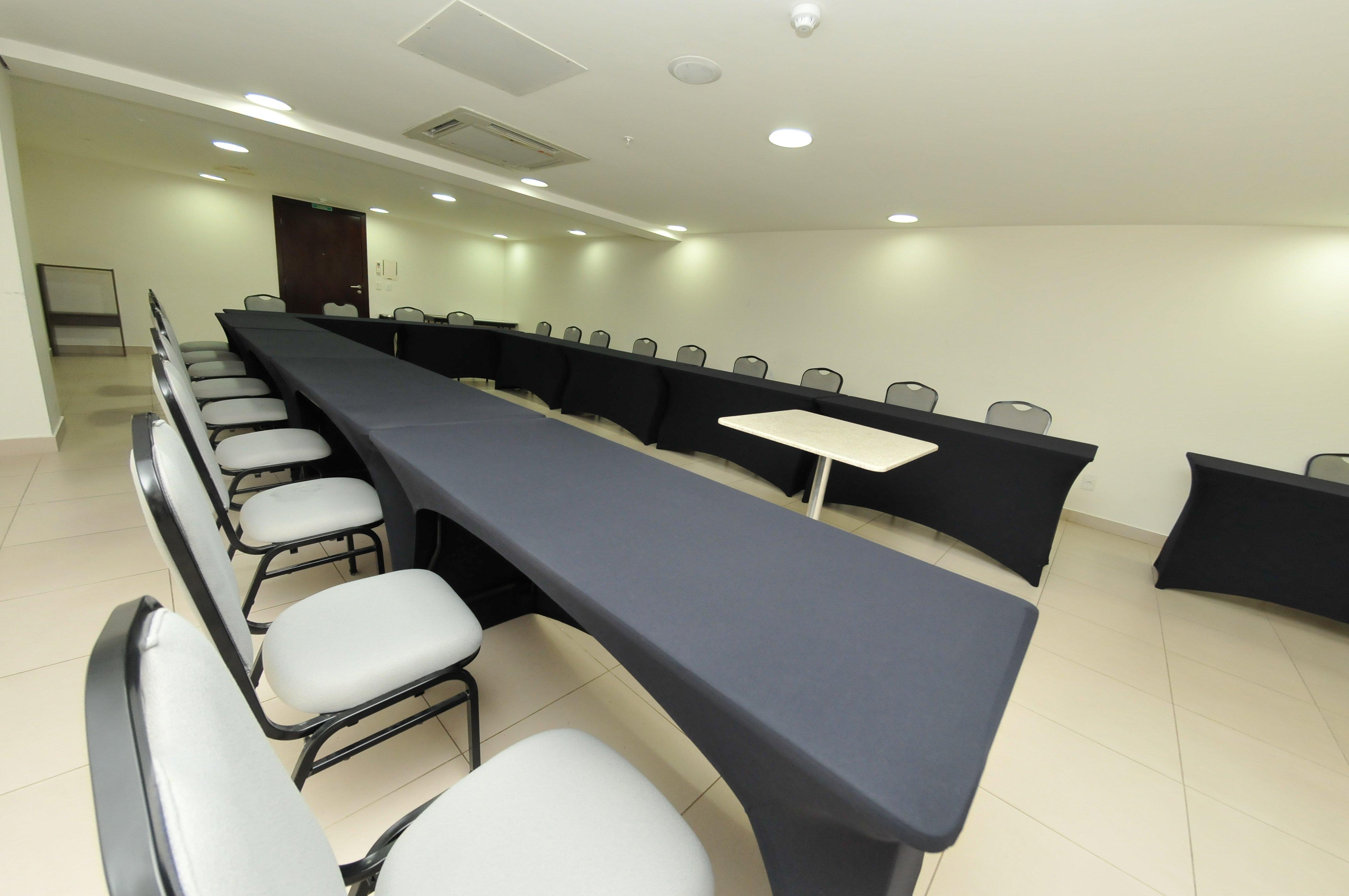 ฮอลิเดย์ อินน์ เอ็กซ์เพรส กูยาบา ภายนอก รูปภาพ A conference room at the National Museum of the Royal Navy