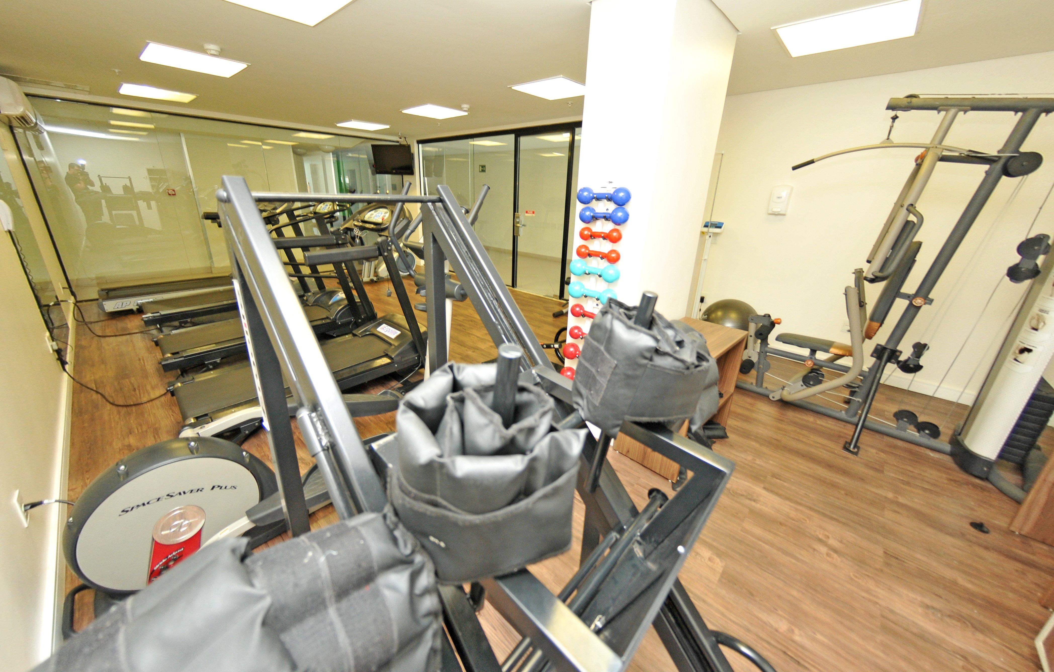 ฮอลิเดย์ อินน์ เอ็กซ์เพรส กูยาบา ภายนอก รูปภาพ The gym at the London Business School