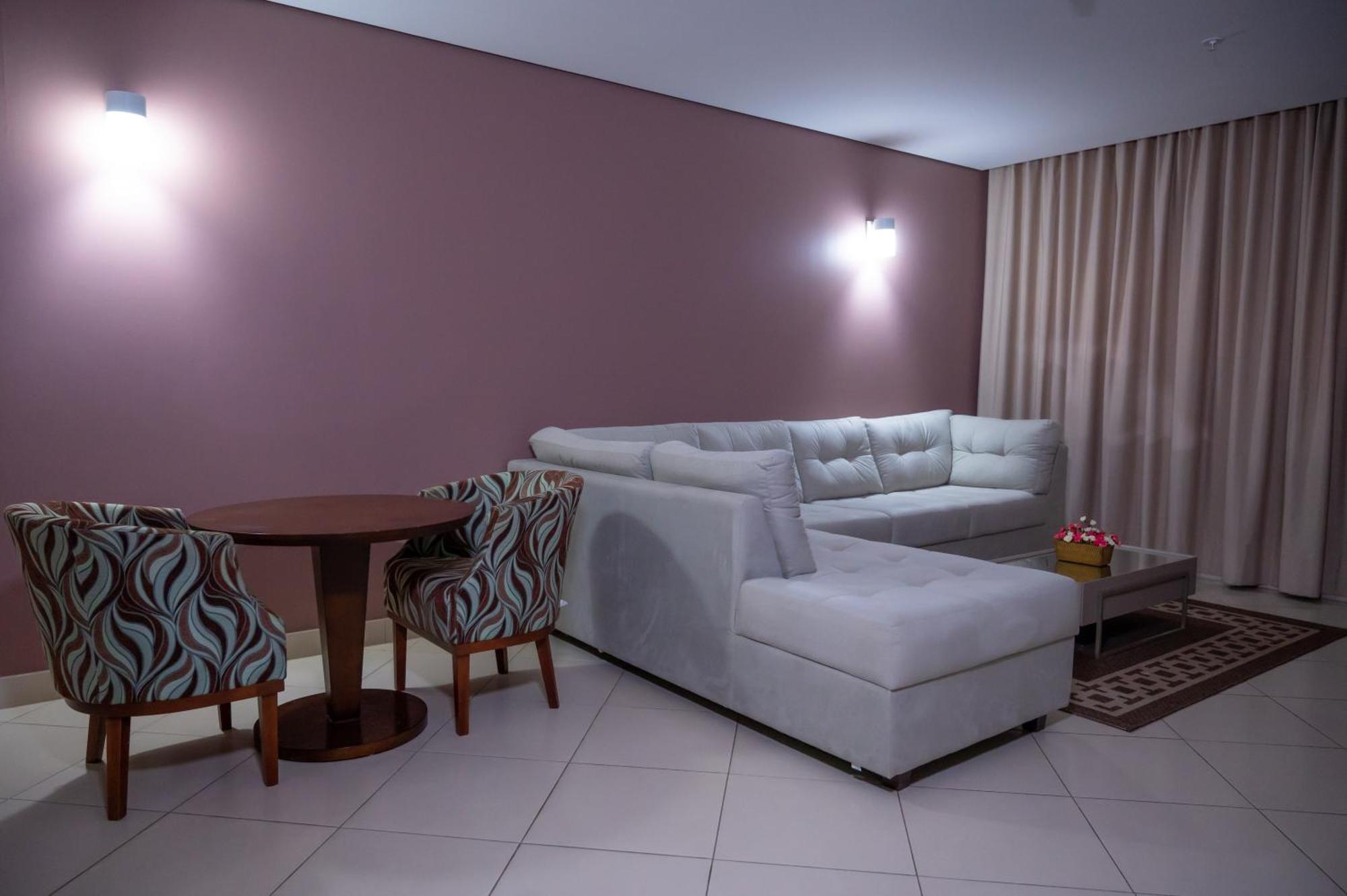 ฮอลิเดย์ อินน์ เอ็กซ์เพรส กูยาบา ภายนอก รูปภาพ A living room