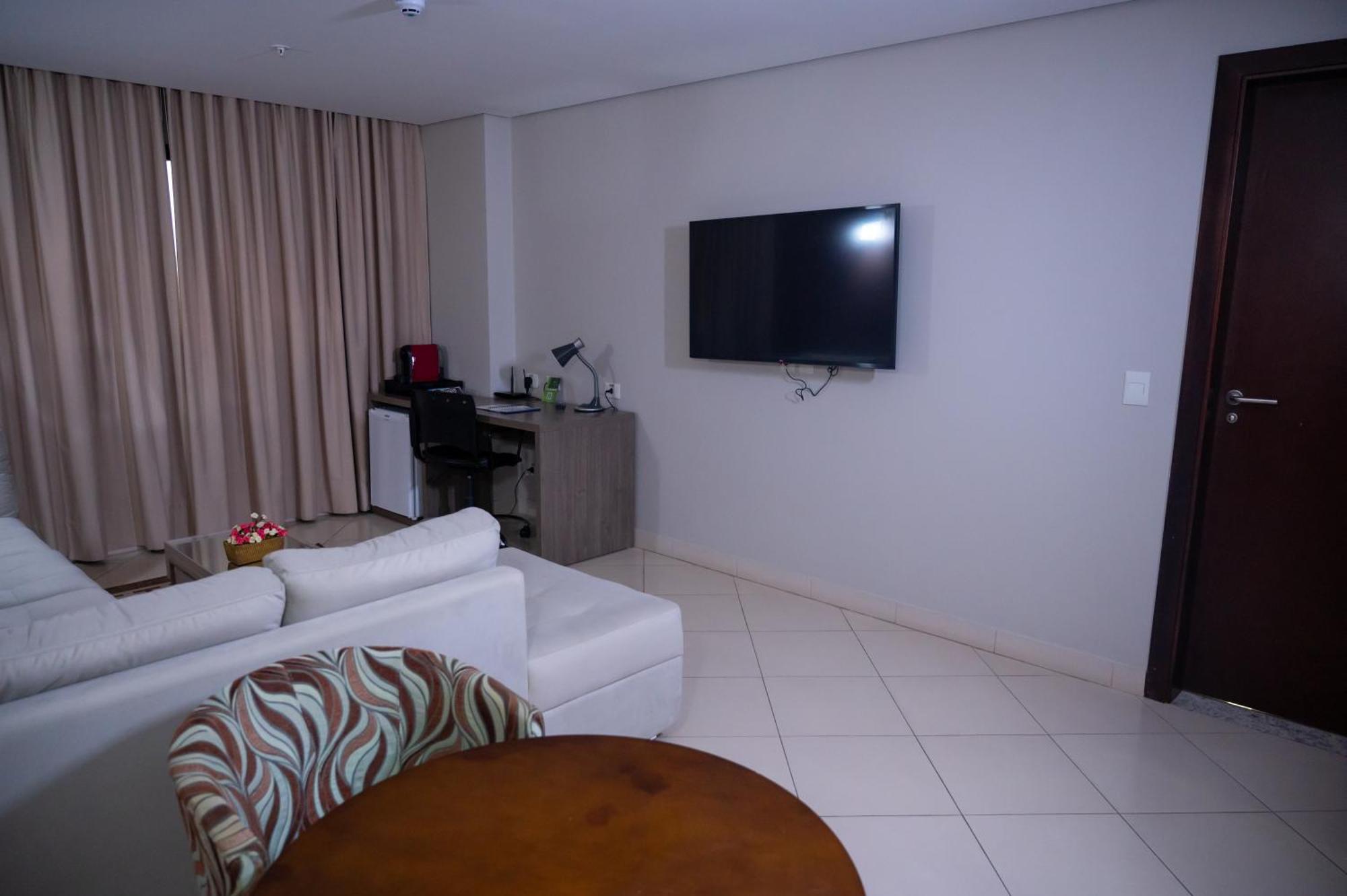 ฮอลิเดย์ อินน์ เอ็กซ์เพรส กูยาบา ภายนอก รูปภาพ A living room with a television set