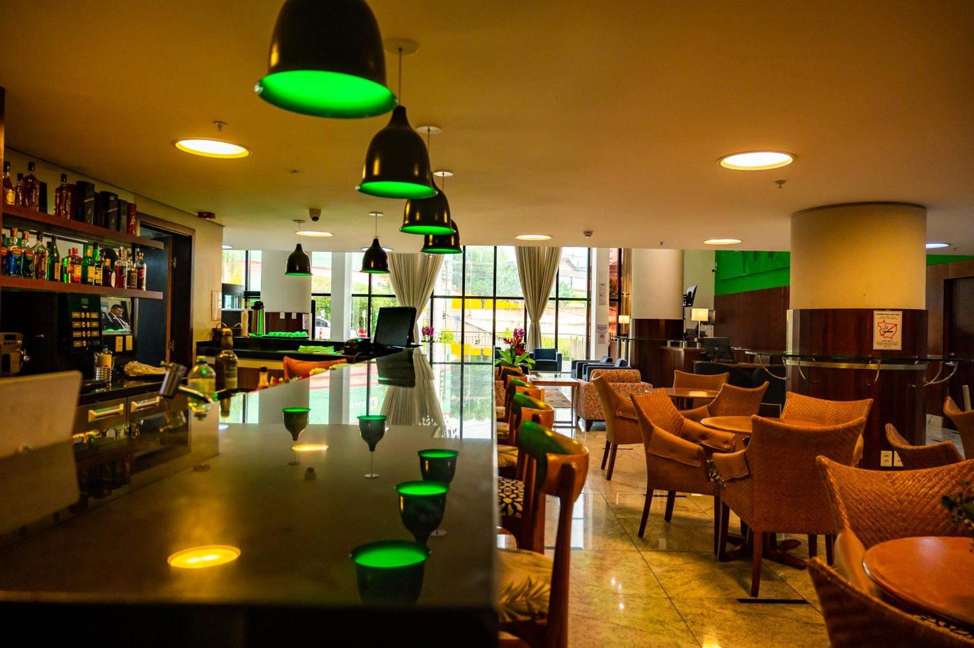ฮอลิเดย์ อินน์ เอ็กซ์เพรส กูยาบา ภายนอก รูปภาพ The bar at the hotel