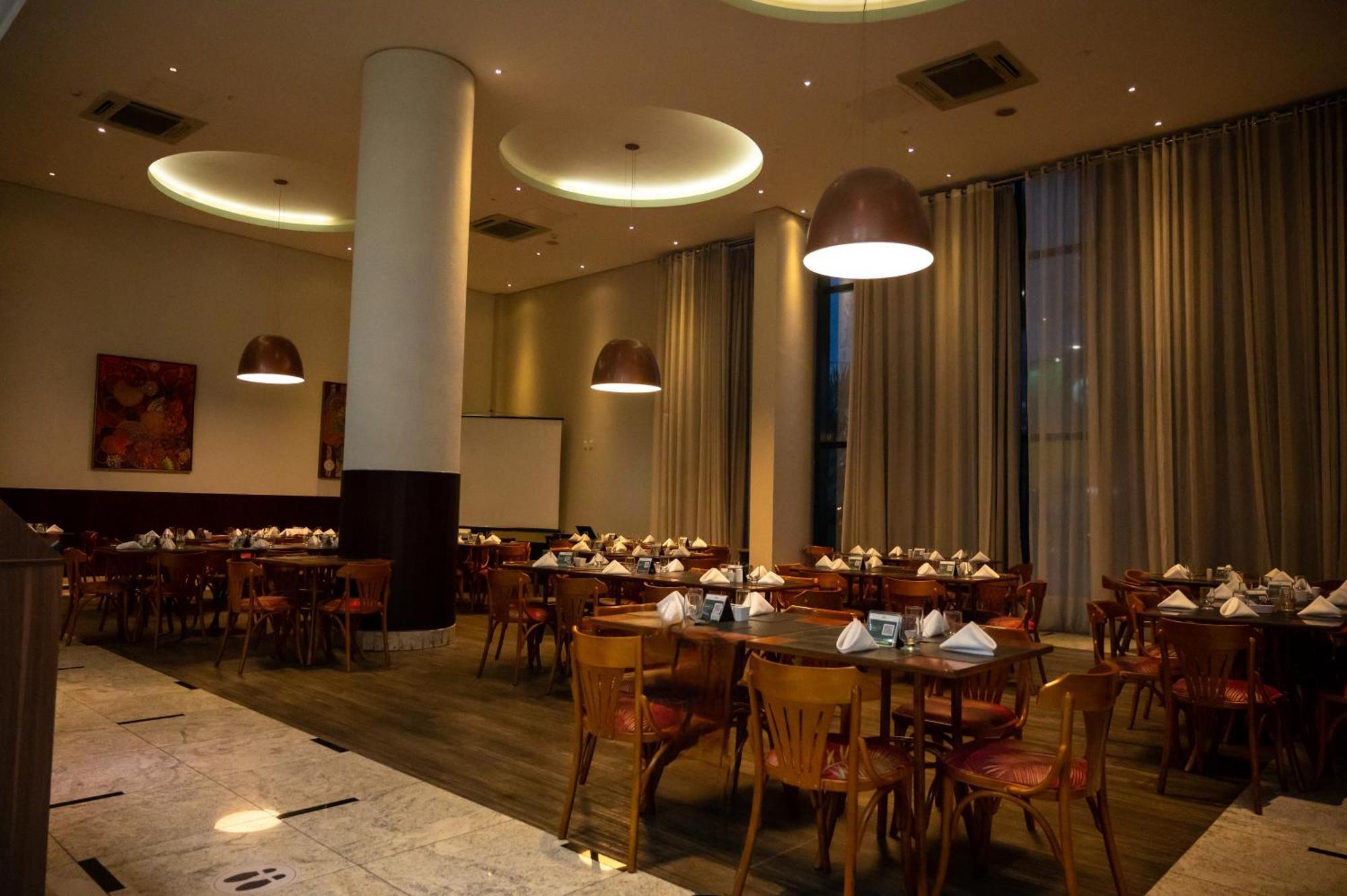 ฮอลิเดย์ อินน์ เอ็กซ์เพรส กูยาบา ภายนอก รูปภาพ The restaurant