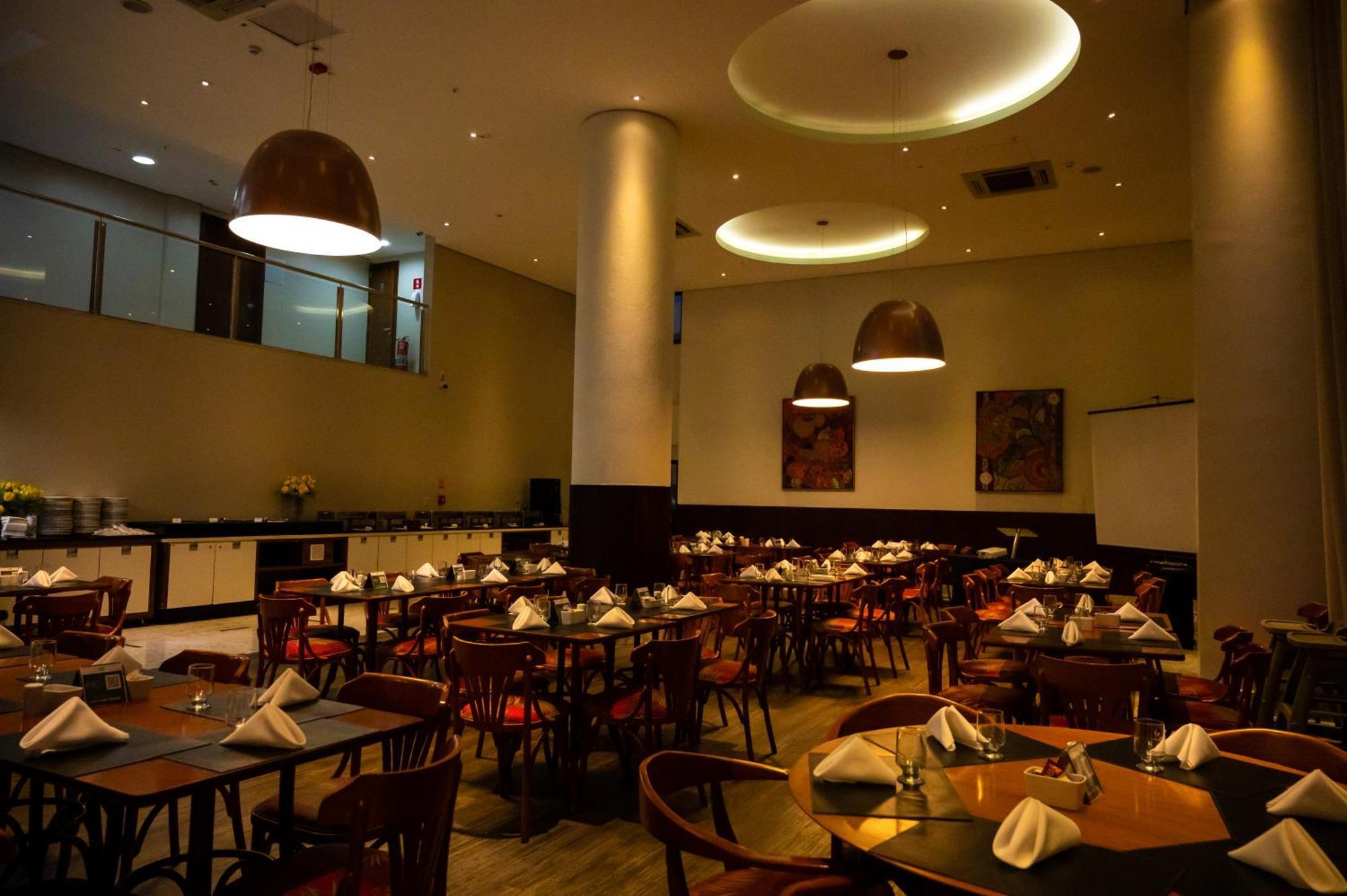 ฮอลิเดย์ อินน์ เอ็กซ์เพรส กูยาบา ภายนอก รูปภาพ The interior of the restaurant