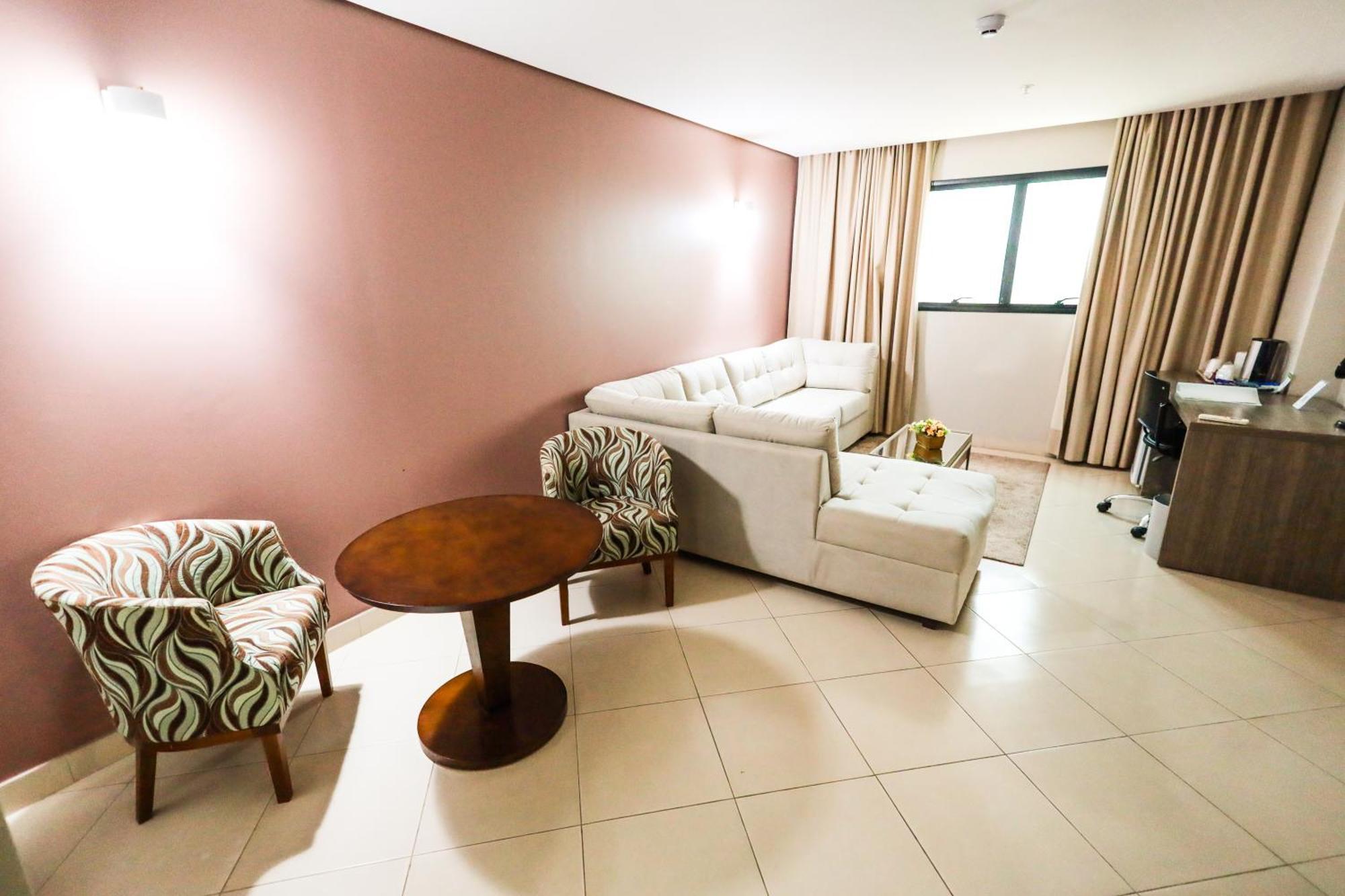 ฮอลิเดย์ อินน์ เอ็กซ์เพรส กูยาบา ภายนอก รูปภาพ A living room