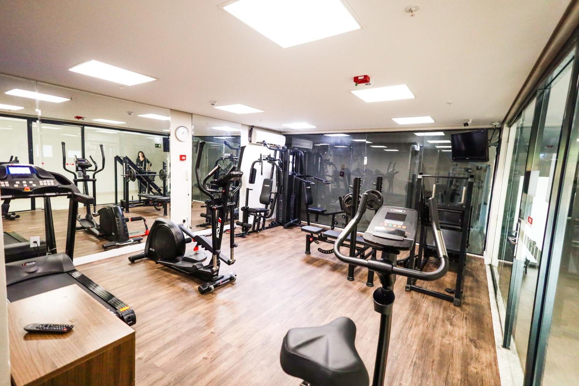 ฮอลิเดย์ อินน์ เอ็กซ์เพรส กูยาบา ภายนอก รูปภาพ The gym at the London Business School