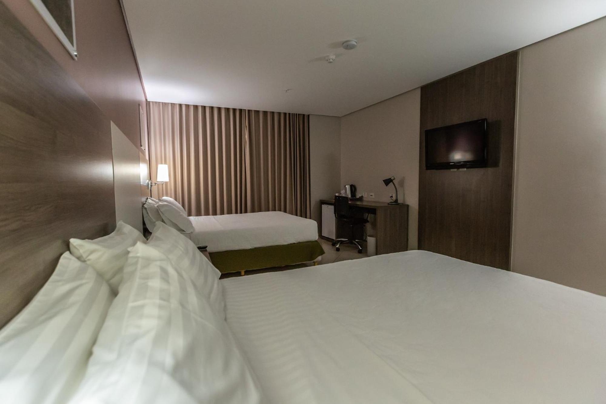 ฮอลิเดย์ อินน์ เอ็กซ์เพรส กูยาบา ภายนอก รูปภาพ A room at the hotel