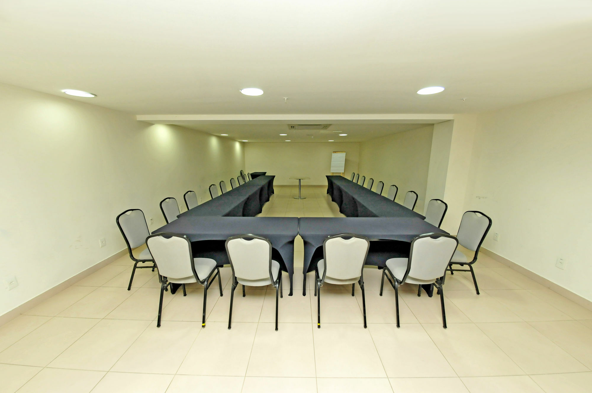 ฮอลิเดย์ อินน์ เอ็กซ์เพรส กูยาบา ภายนอก รูปภาพ A meeting room