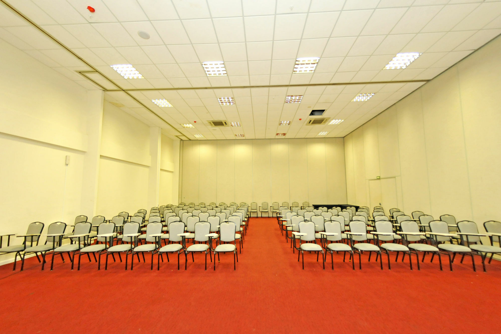 ฮอลิเดย์ อินน์ เอ็กซ์เพรส กูยาบา ภายนอก รูปภาพ The main conference room