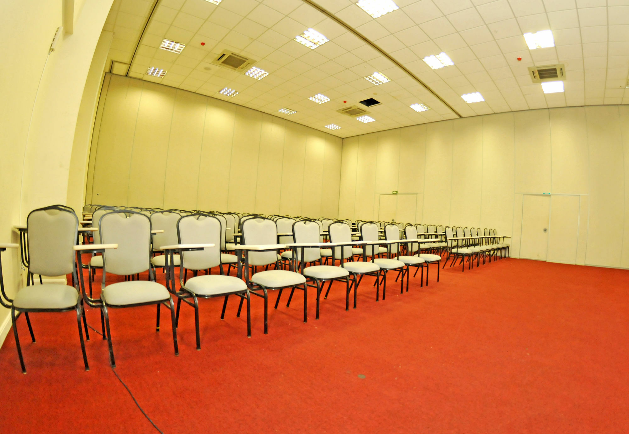 ฮอลิเดย์ อินน์ เอ็กซ์เพรส กูยาบา ภายนอก รูปภาพ The main conference room