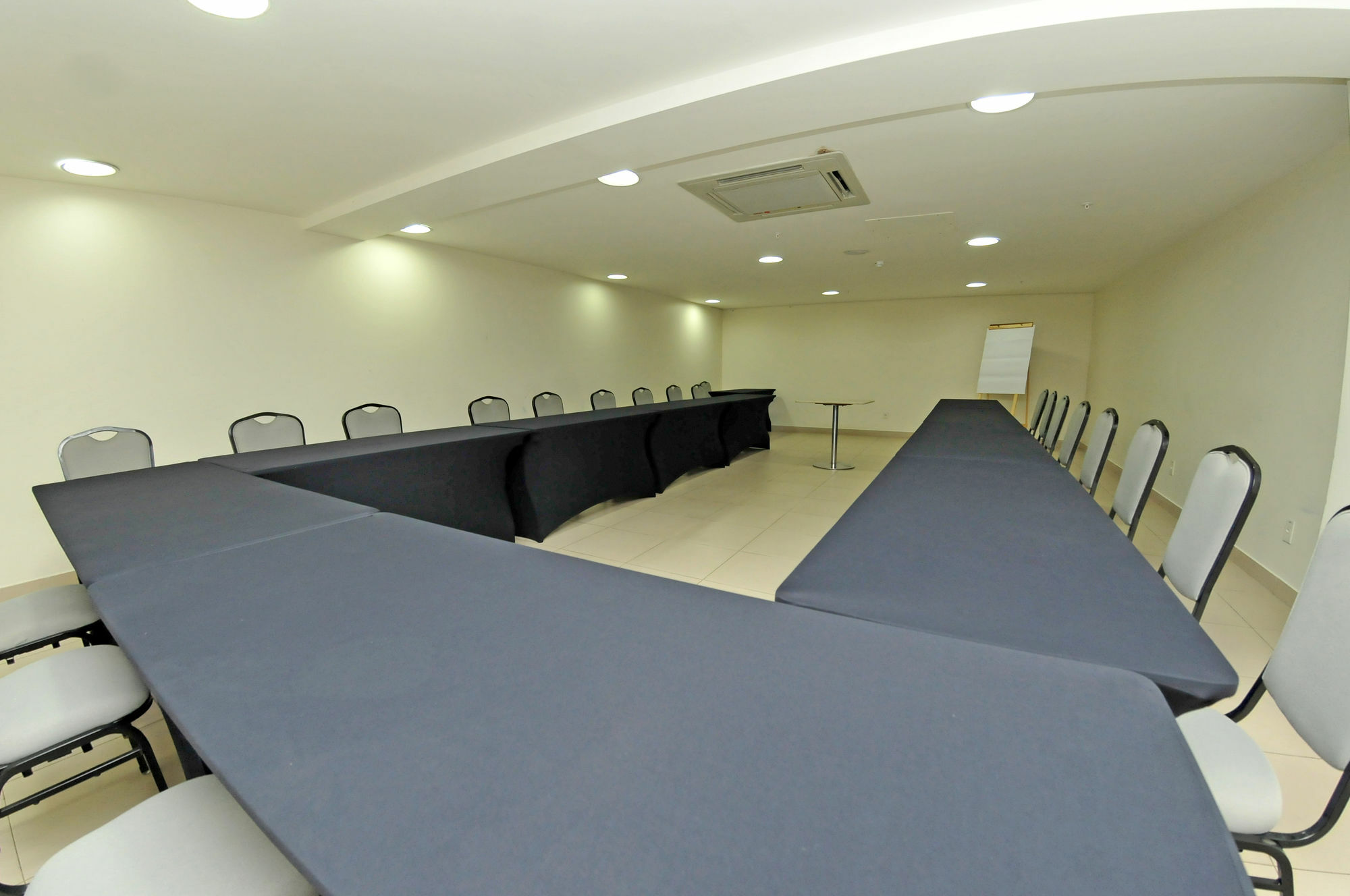 ฮอลิเดย์ อินน์ เอ็กซ์เพรส กูยาบา ภายนอก รูปภาพ A meeting room