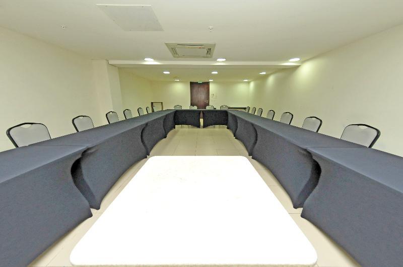 ฮอลิเดย์ อินน์ เอ็กซ์เพรส กูยาบา ภายนอก รูปภาพ A meeting room