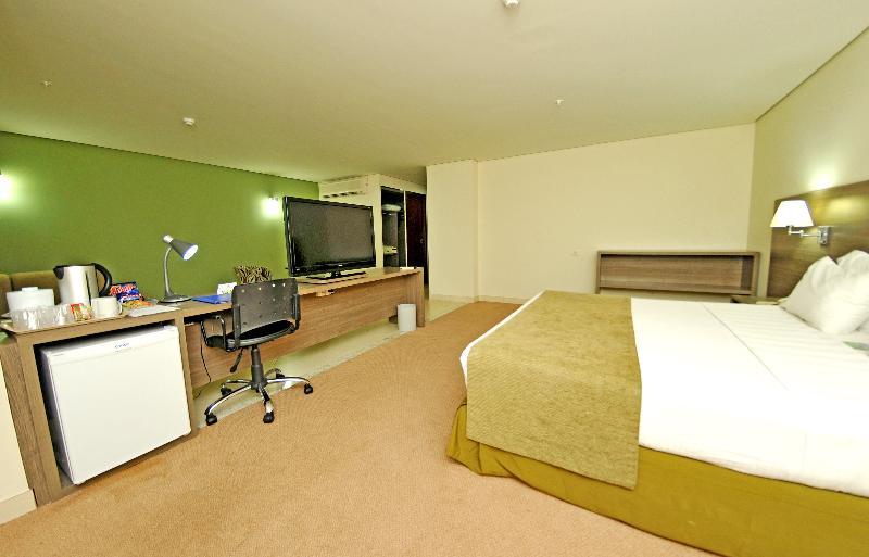 ฮอลิเดย์ อินน์ เอ็กซ์เพรส กูยาบา ภายนอก รูปภาพ A typical room at the hotel